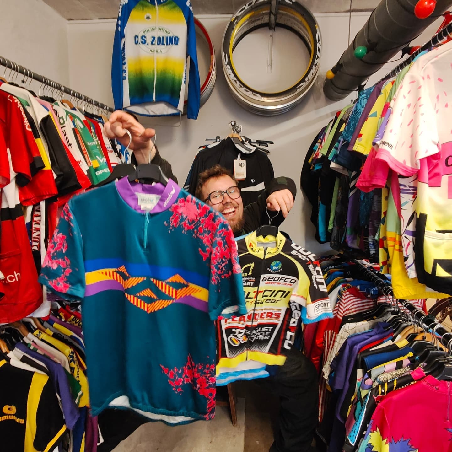 Preben med vintage cykeltrøjer viser passion for cykelkultur