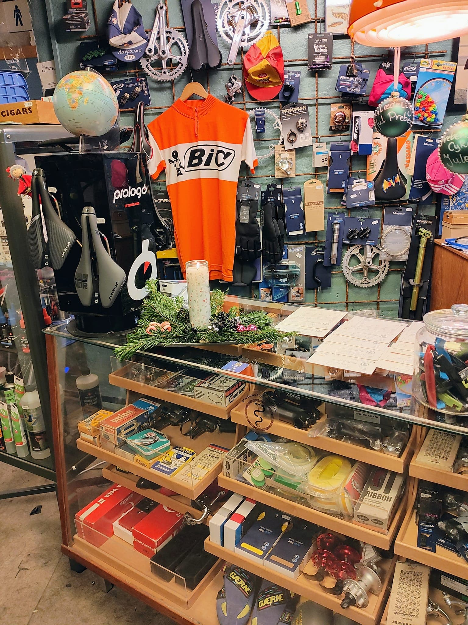 Værkstedets indre med farverig vintage cykelmemorabilia